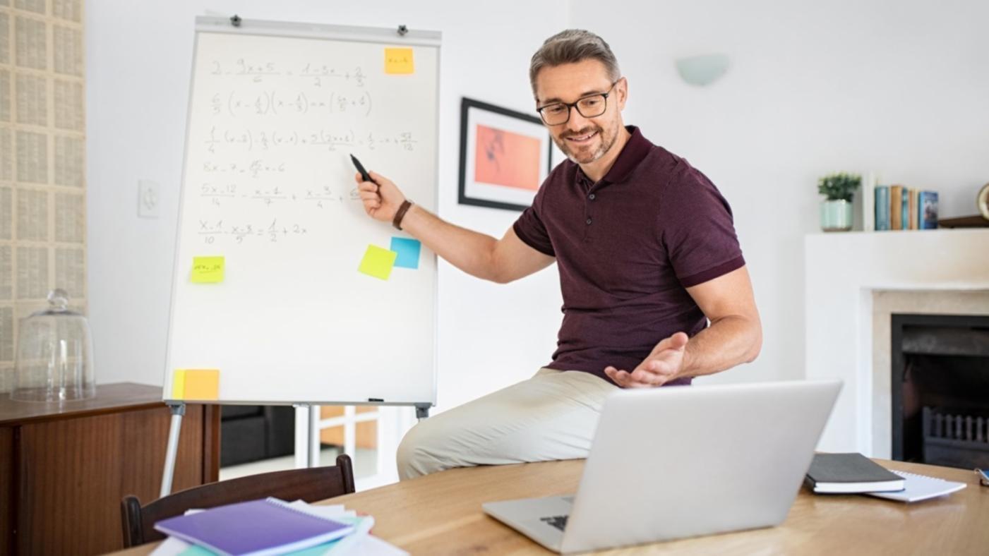 Équipe analysant des graphiques financiers sur écran