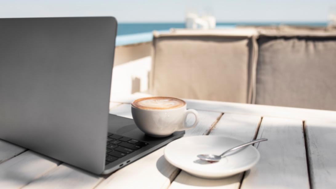 Entrepreneur analysant des documents financiers avec un formateur