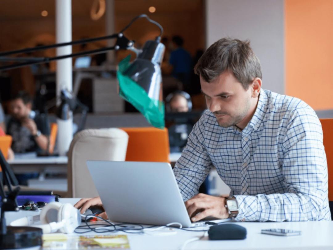 Bureau moderne avec documents financiers et ordinateur portable